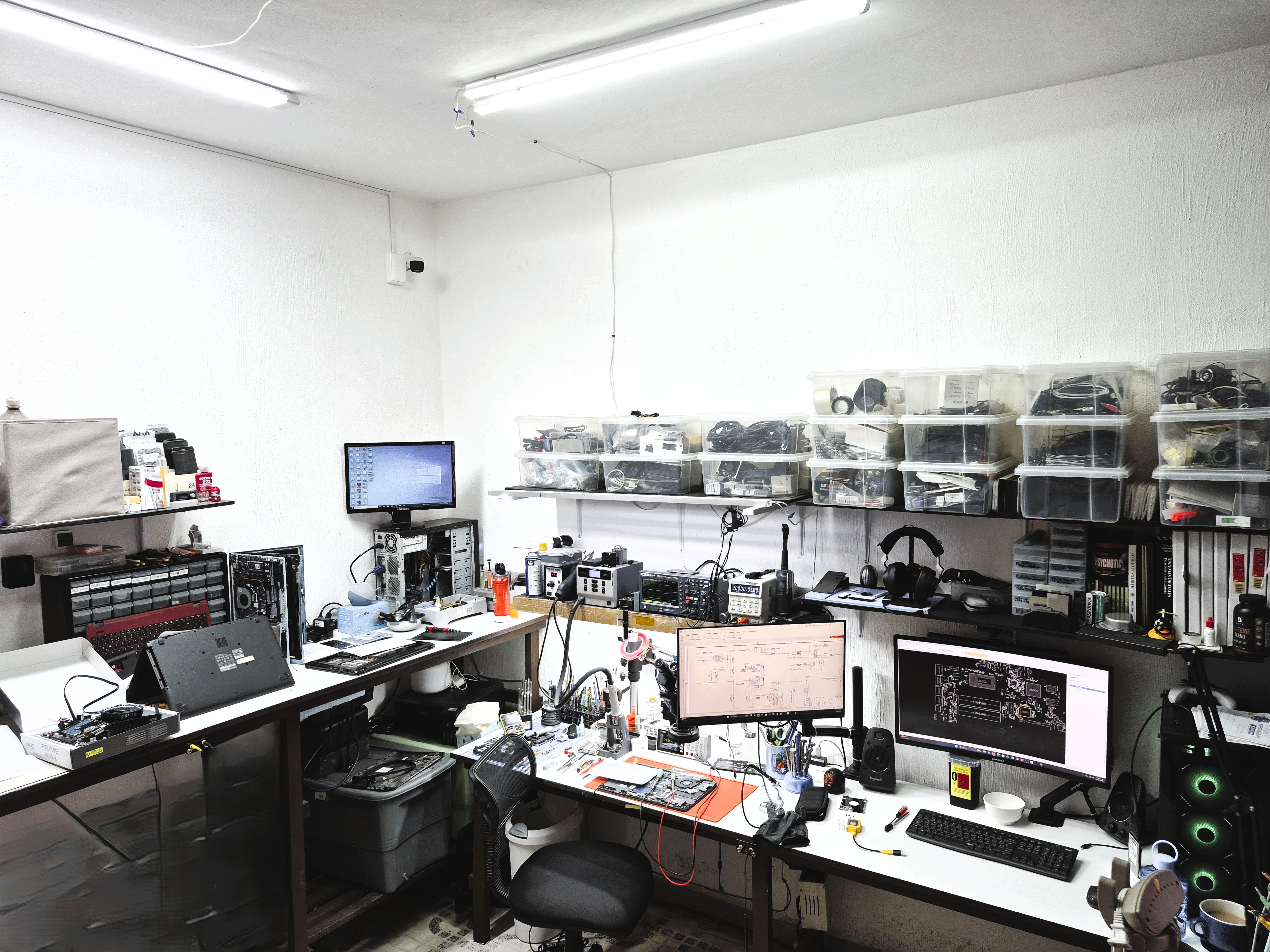 Laboratorio de RocketTronic con estación de soldadura, microscopio, osciloscopio y equipos en reparación